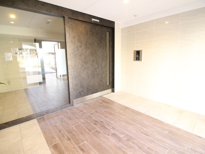 物件外観写真3　(エントランス部分)