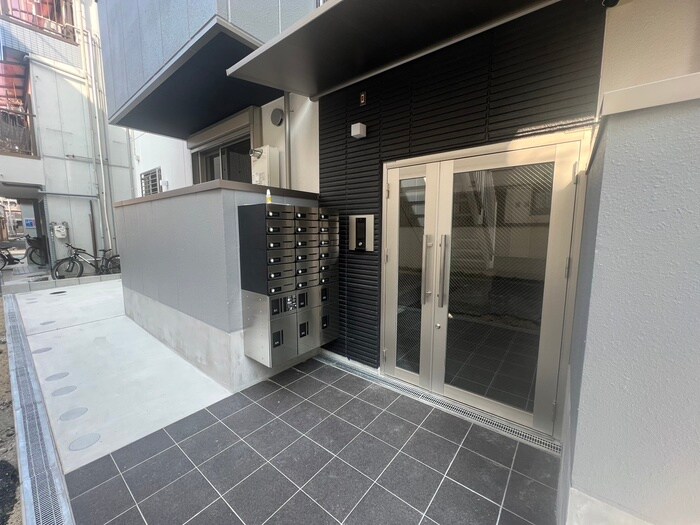 物件外観写真4　(エントランス部分)