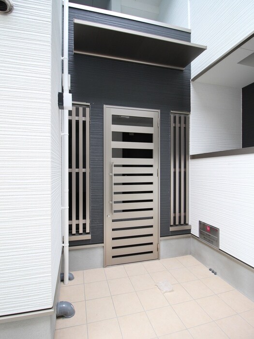 物件外観写真3　(エントランス部分)