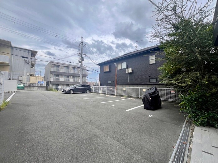 物件外観写真5　(駐車場)