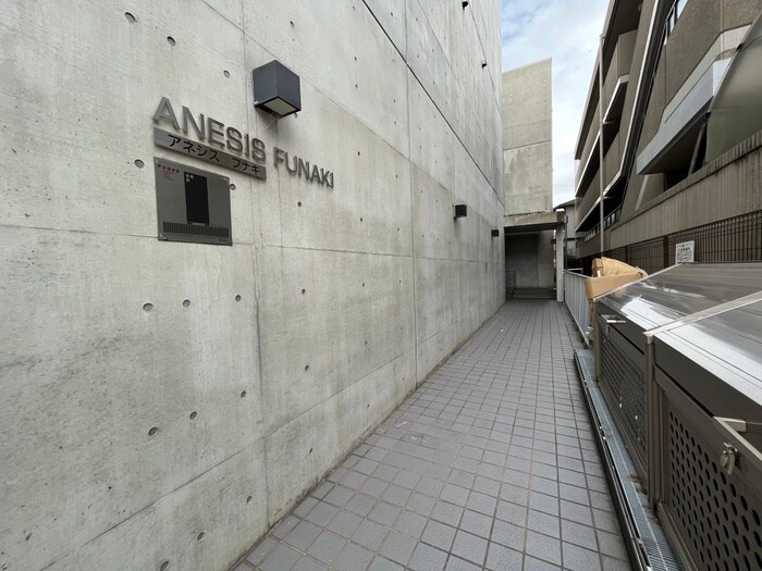 物件外観写真3　(エントランス部分)