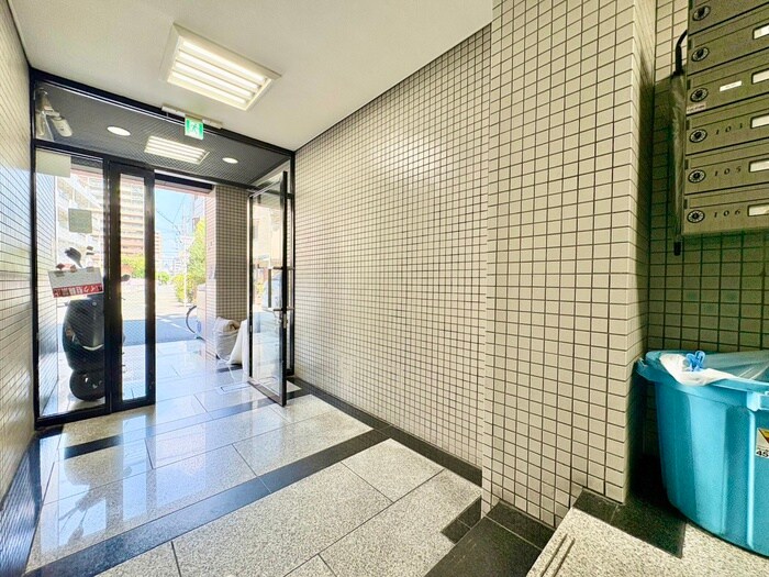 物件外観写真6　(エントランス部分)