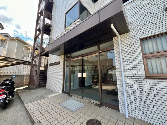 物件外観写真4　(エントランス部分)