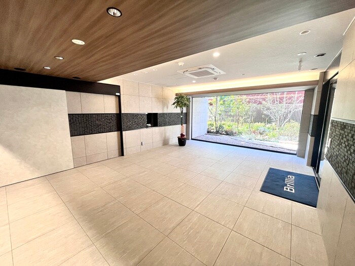 物件外観写真5　(エントランス部分)