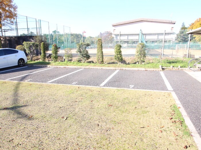 物件外観写真4　(駐車場)