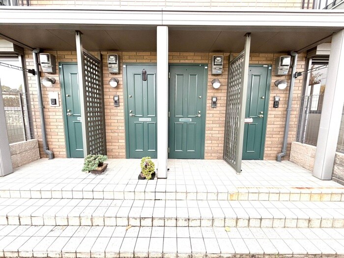 物件外観写真4　(エントランス部分)