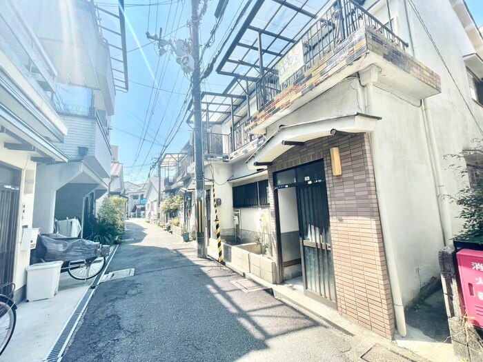 物件外観写真4　(エントランス部分)