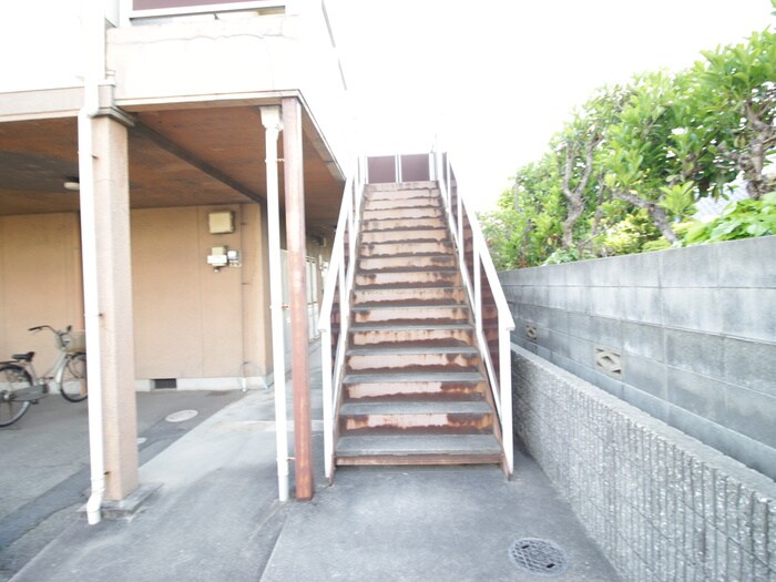 物件外観写真4　(エントランス部分)