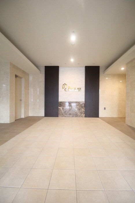 物件外観写真4　(エントランス部分)