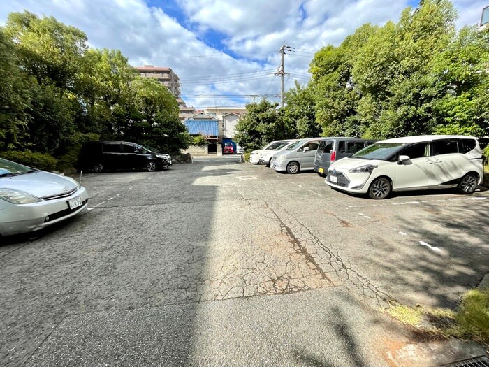 物件外観写真5　(駐車場)