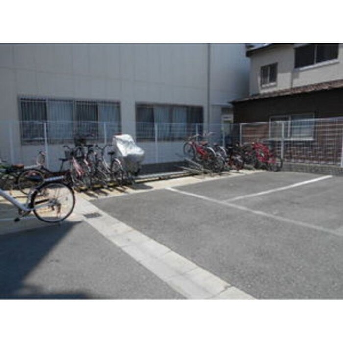物件外観写真2　(駐輪場)