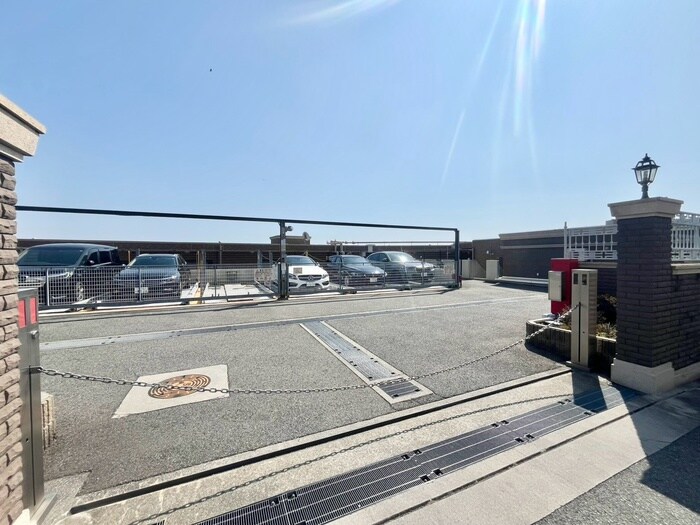 物件外観写真5　(駐車場)