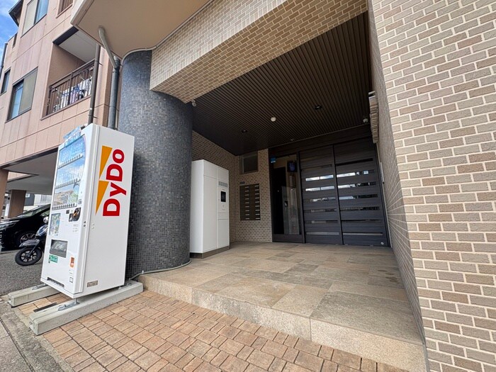 物件外観写真3　(エントランス部分)