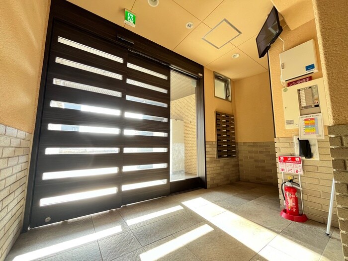 物件外観写真4　(エントランス部分)