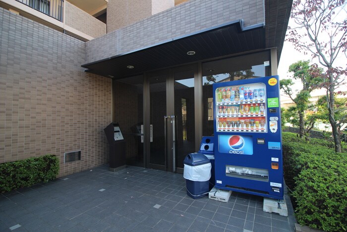 物件外観写真2　(エントランス部分)