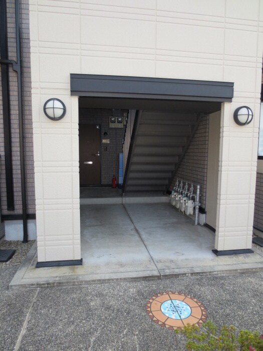 物件外観写真2　(エントランス部分)