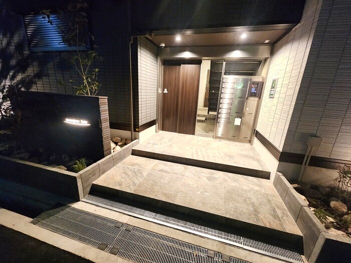 物件外観写真2　(エントランス部分)