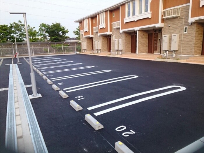 物件外観写真2　(駐車場)