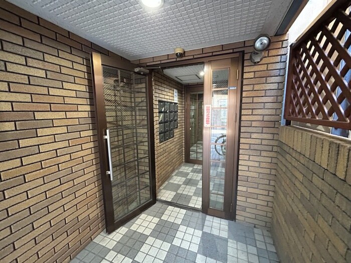 物件外観写真2　(エントランス部分)