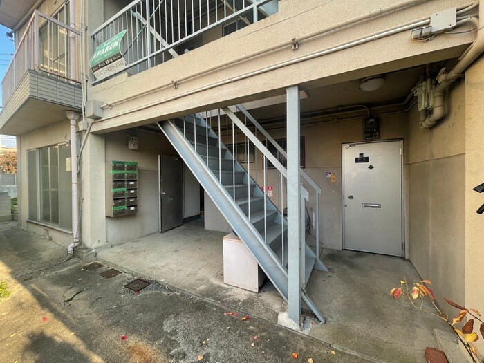 物件外観写真2　(エントランス部分)