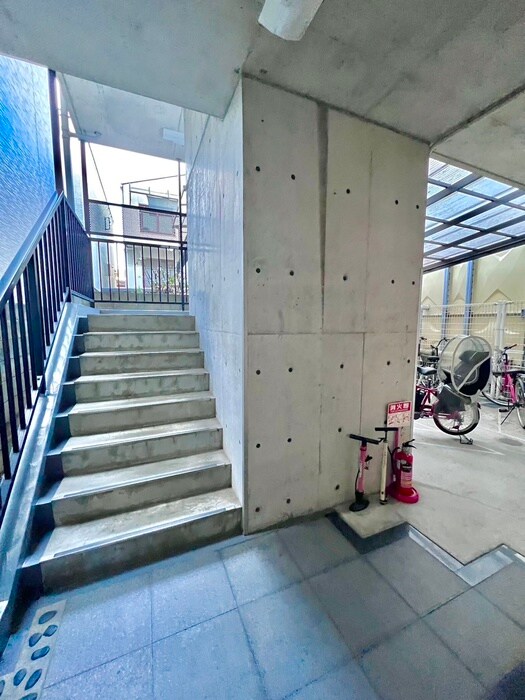 物件外観写真3　(エントランス部分)