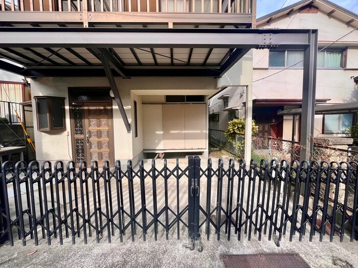 物件外観写真4　(駐車場)