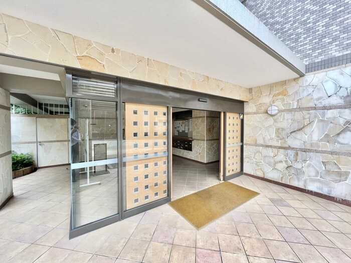 物件外観写真4　(エントランス部分)