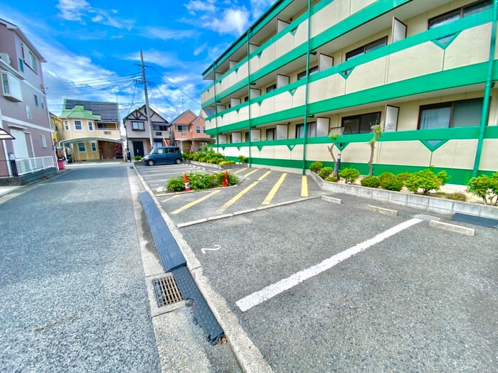 物件外観写真2　(駐車場)