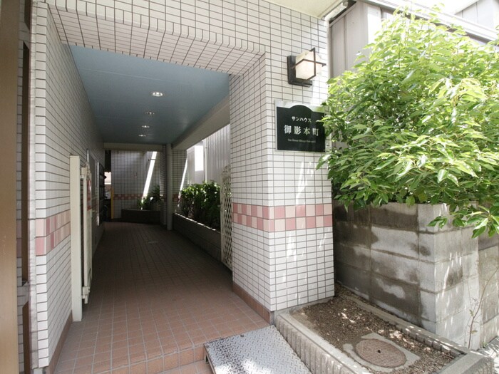 物件外観写真2　(エントランス部分)