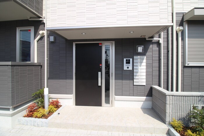 物件外観写真2　(エントランス部分)