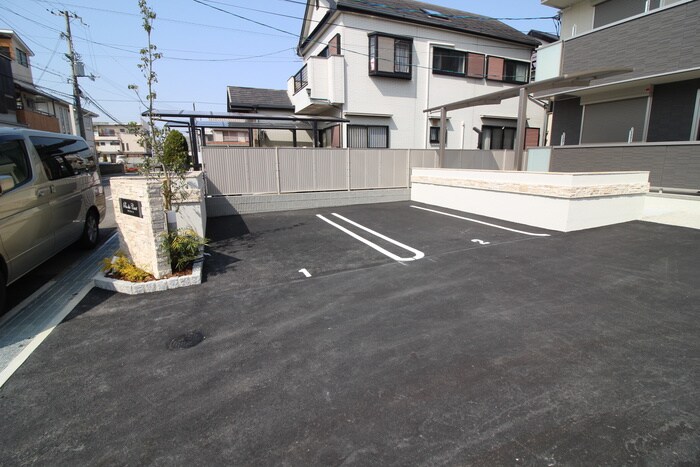 物件外観写真3　(駐車場)