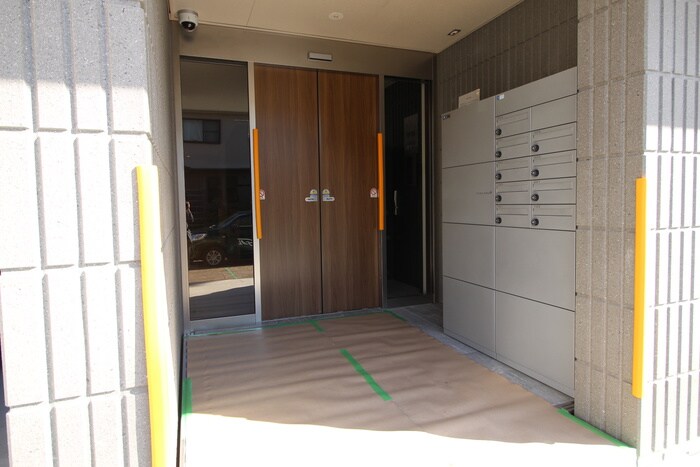 物件外観写真2　(エントランス部分)