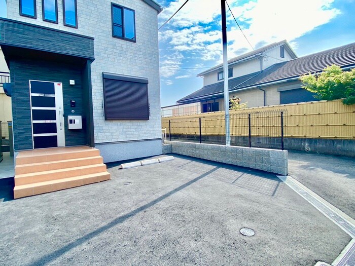 物件外観写真4　(駐車場)