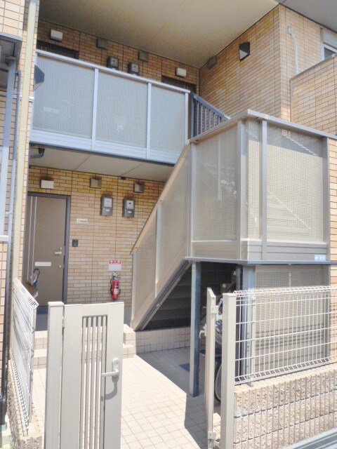 物件外観写真3　(エントランス部分)