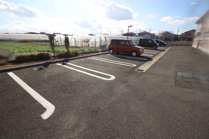 物件外観写真3　(駐車場)