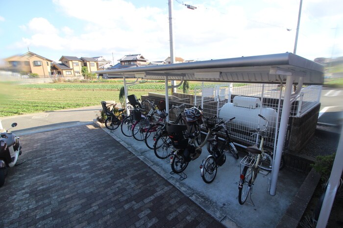 物件外観写真4　(駐輪場)