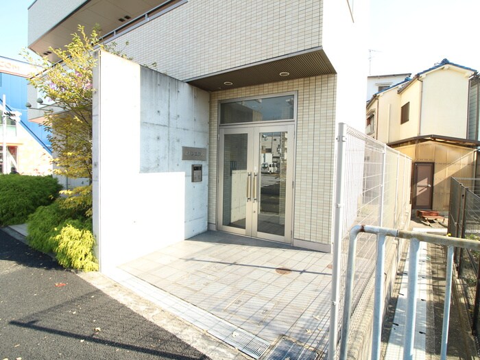 物件外観写真2　(エントランス部分)