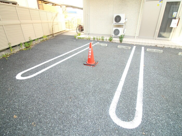 物件外観写真5　(駐車場)