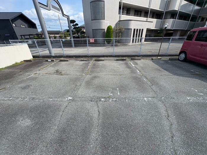 物件外観写真4　(駐車場)