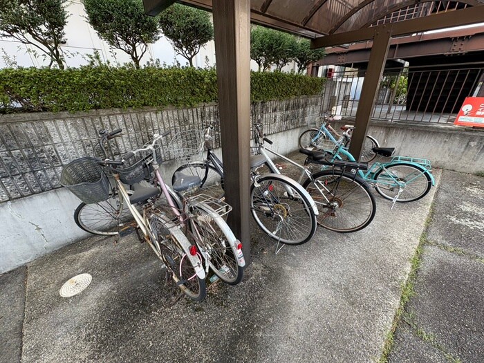 物件外観写真5　(駐輪場)