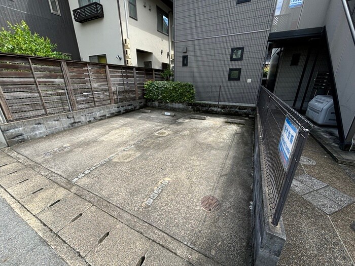物件外観写真3　(駐車場)