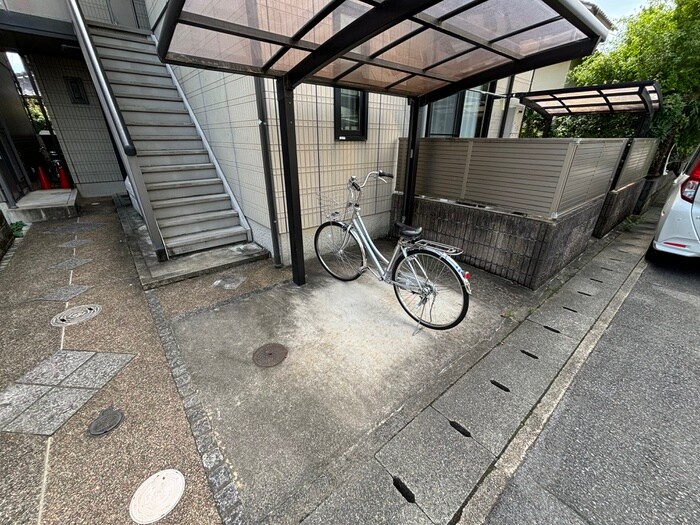 物件外観写真4　(駐輪場)