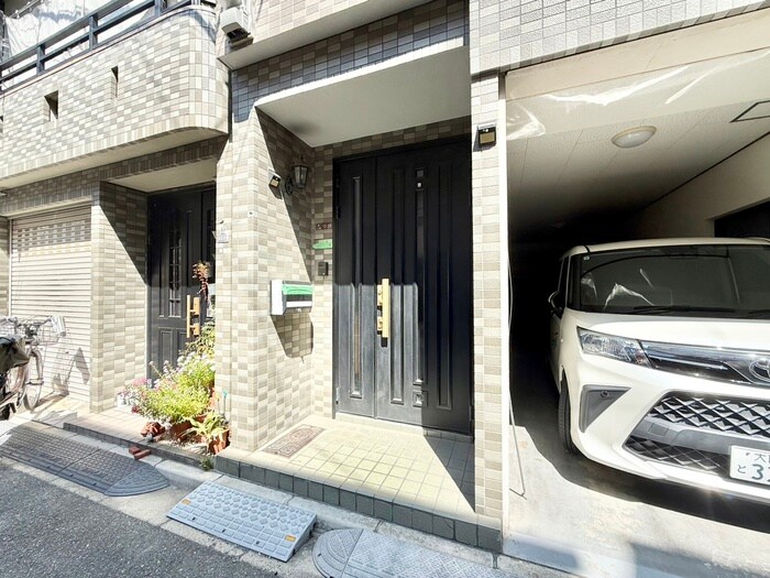 物件外観写真4　(エントランス部分)