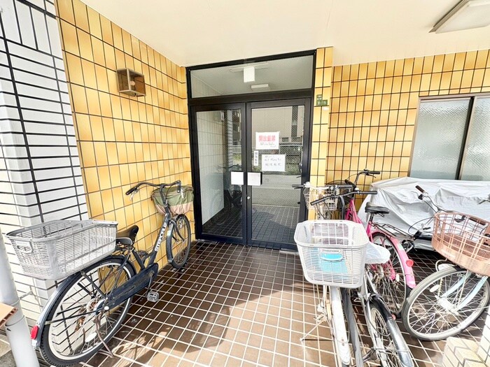物件外観写真2　(エントランス部分)
