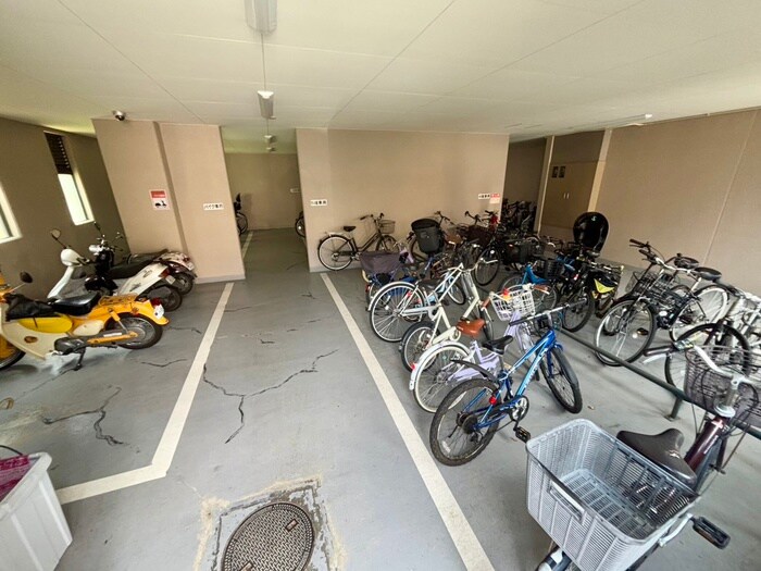 物件外観写真5　(駐輪場)