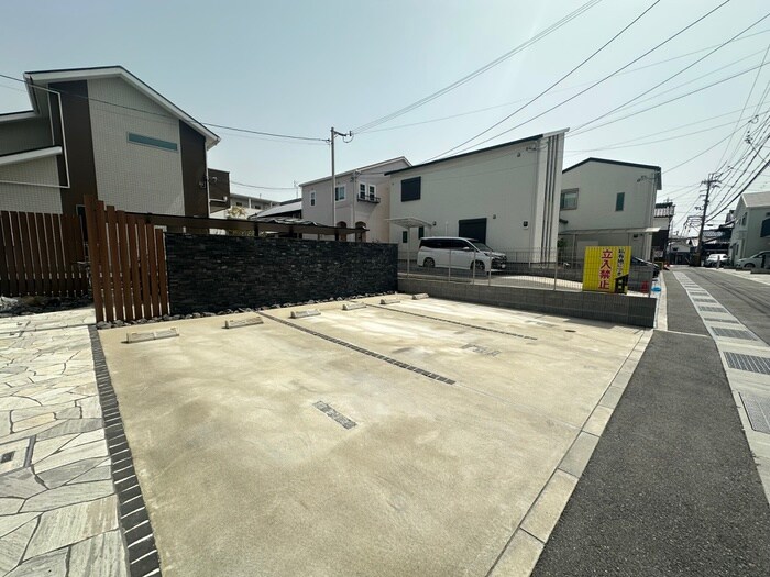 物件外観写真4　(駐車場)