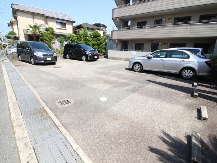 物件外観写真4　(駐車場)