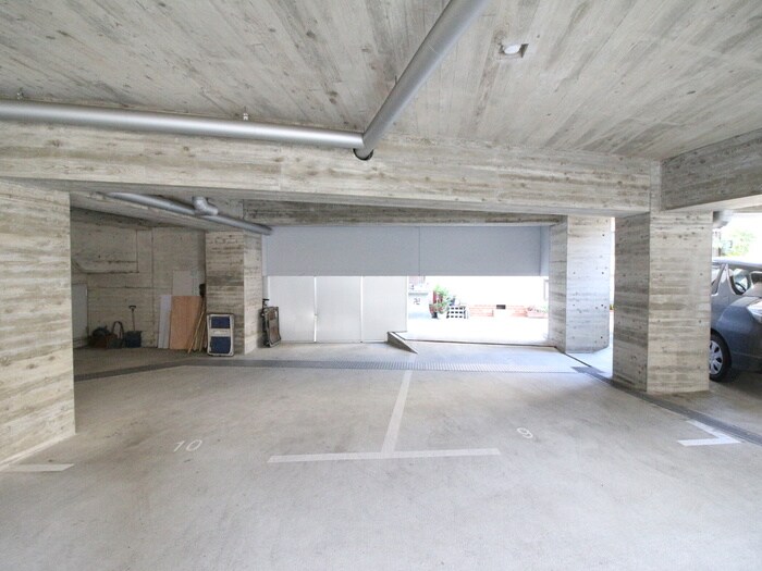 物件外観写真5　(駐車場)