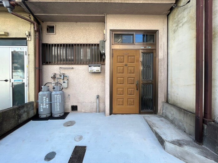 物件外観写真3　(エントランス部分)