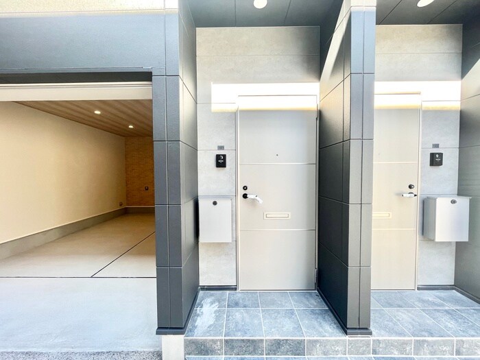 物件外観写真4　(エントランス部分)